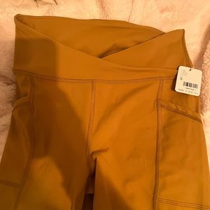 Free people cropped high waisted leggings with crossover. Size small. :)